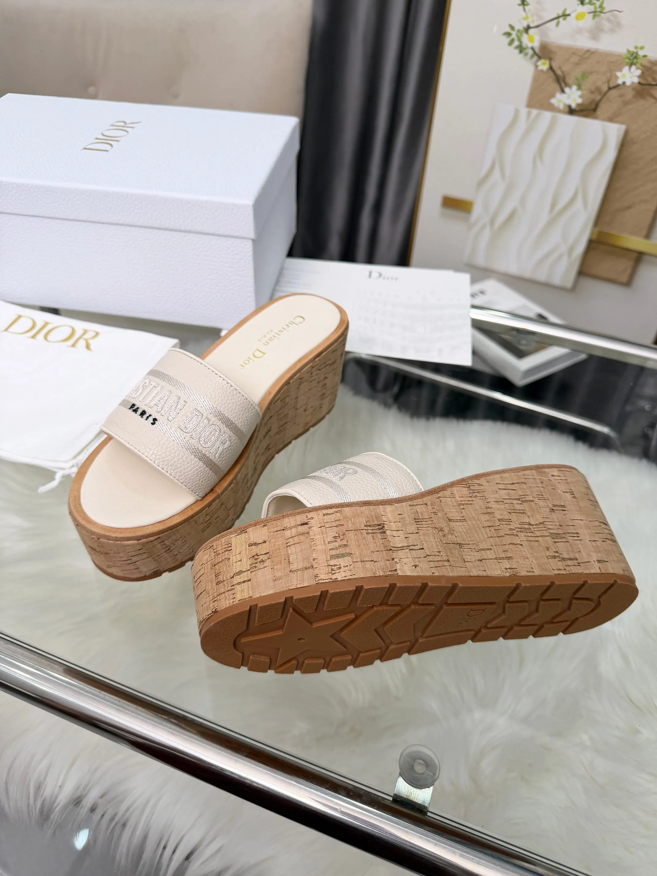 👟👟Ex-factory price 440👟👟 Dior Dior〰️Dway thick-soled wedge sandals✔️This thick-soled sandal is fashionable, casual and highly recognizable. The inspiration is cleverly combined by D's main designer into the perfect shoe shape. Paired with brand buckles, it is even more fashionable! Original version, perfect and exquisite workmanship!  Upper: pebbled leather + electric show code number; 35-39 (40-41 customized)